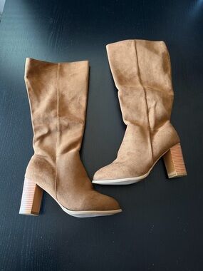 Mid-Calf Suede Block Heel Boots in Tan